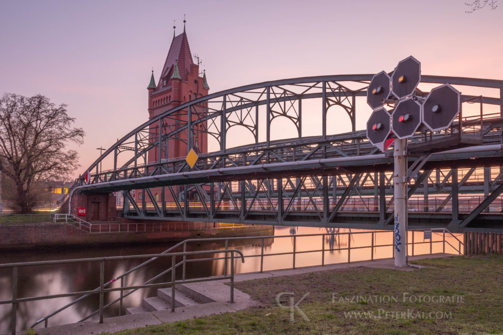 Deutschland, Schleswig Holstein, Hansestadt Lübeck, Hubbrücke, Brückenweg, Burgtorbrücke, Burgtor, Trave