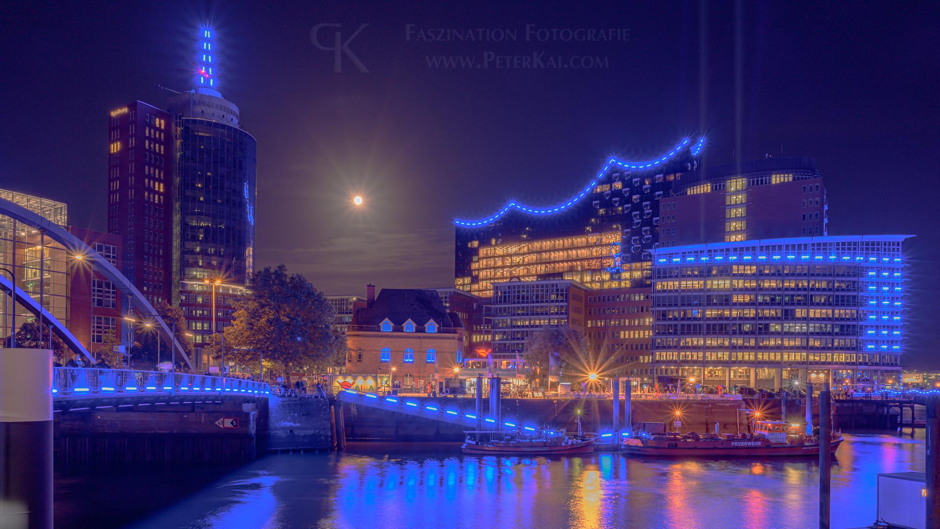 Hamburg - Blue Port 2019 - Elbpromenade - Blick auf die Elbphilharmonie