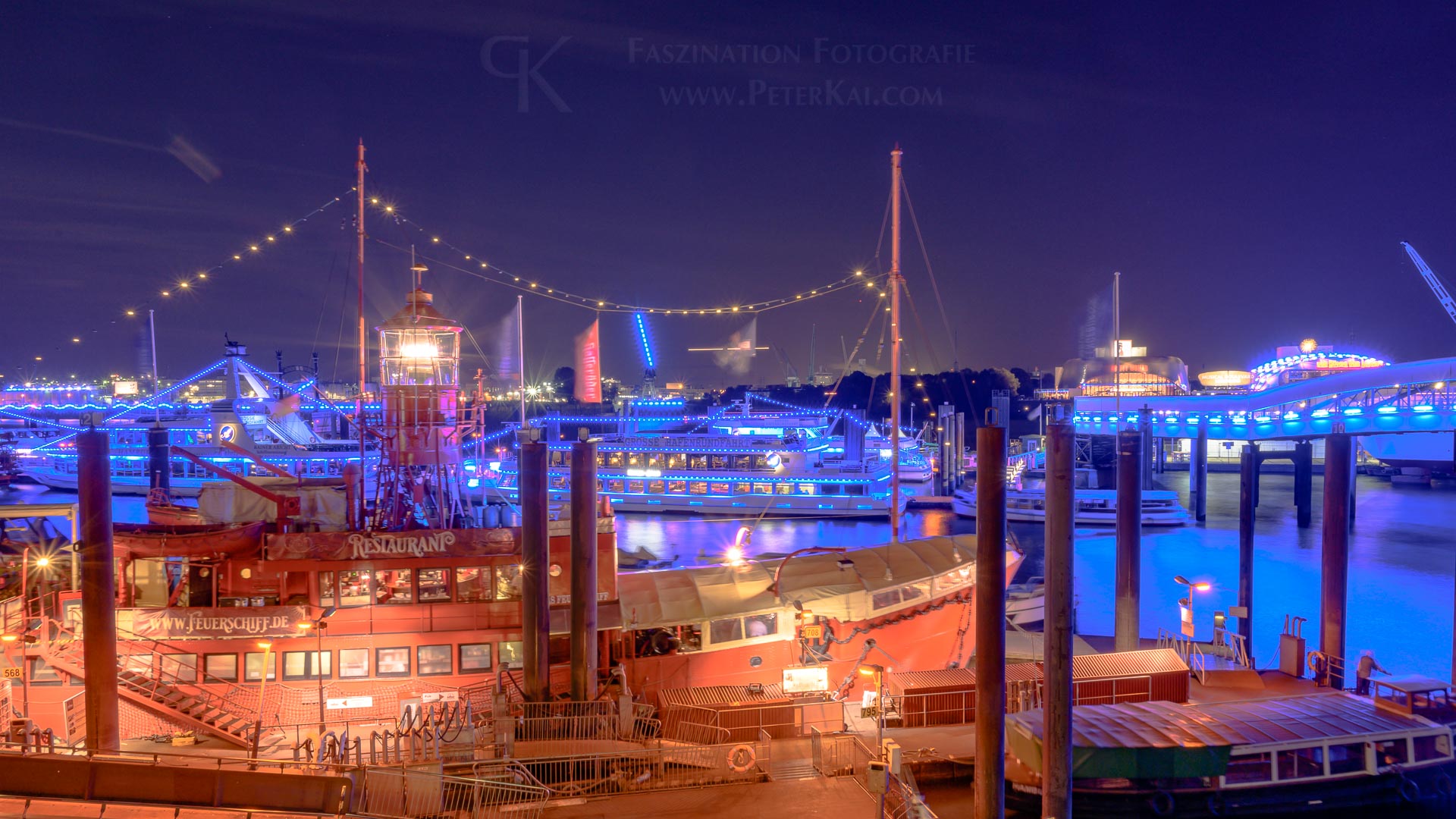 Hamburg - Blue Port 2019 - Elbpromenade - Blick auf das Feuerschiff LV 13