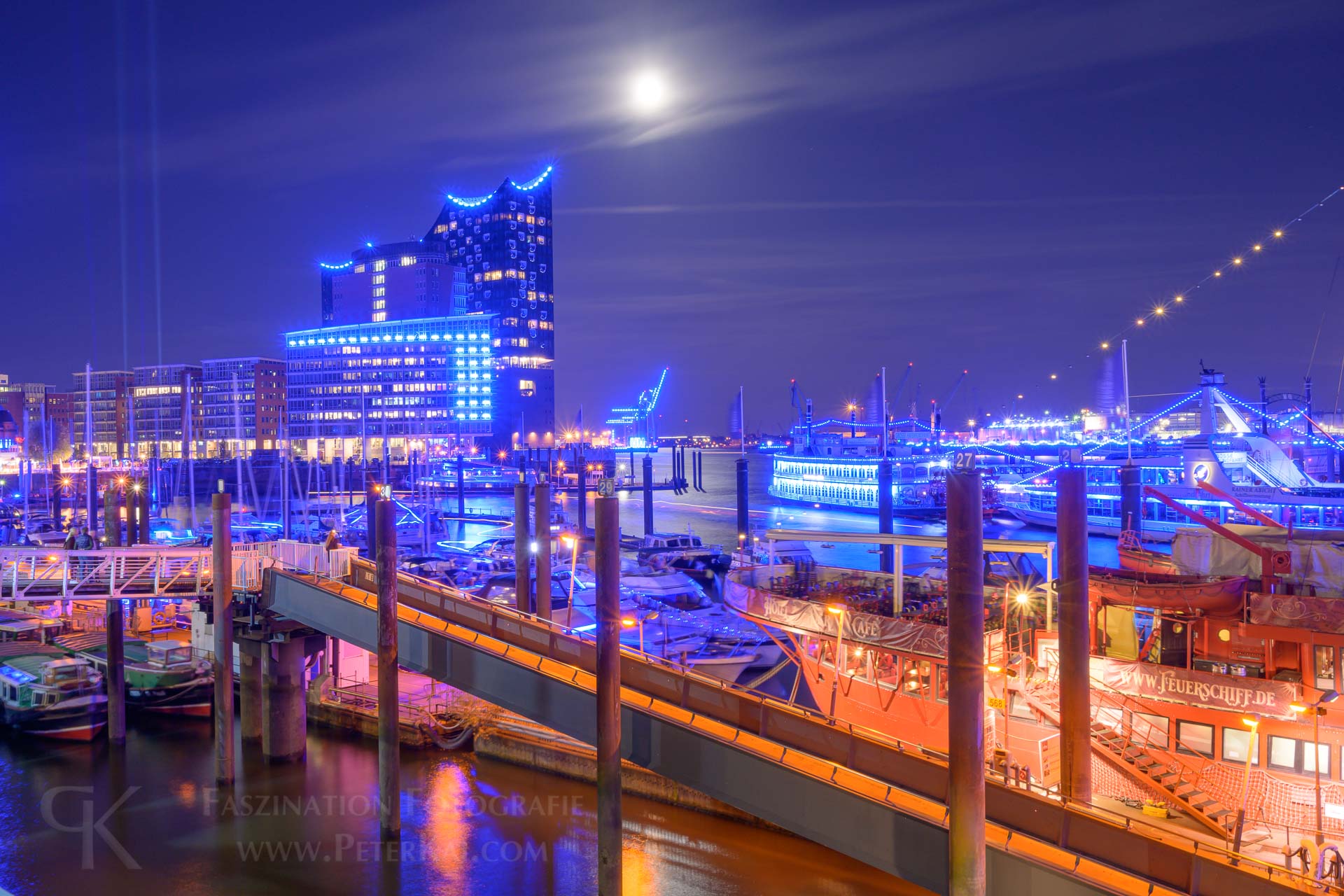 Hamburg - Blue Port 2019 - Elbpromenade - Blick auf das Feuerschiff LV 13 und die Elbphilharmonie